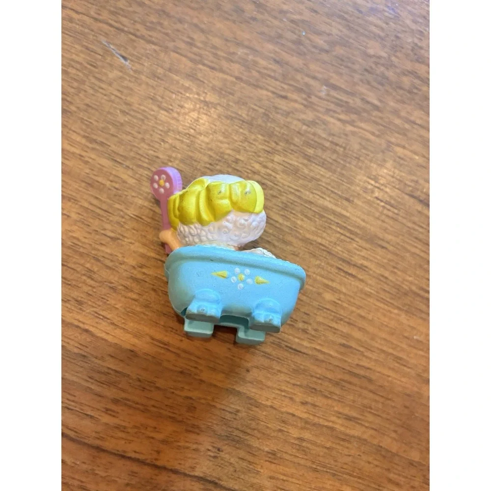 Vintage 1982 Strawberry Shortcake Angel Cake in Bathtub - Mini PVC Figure